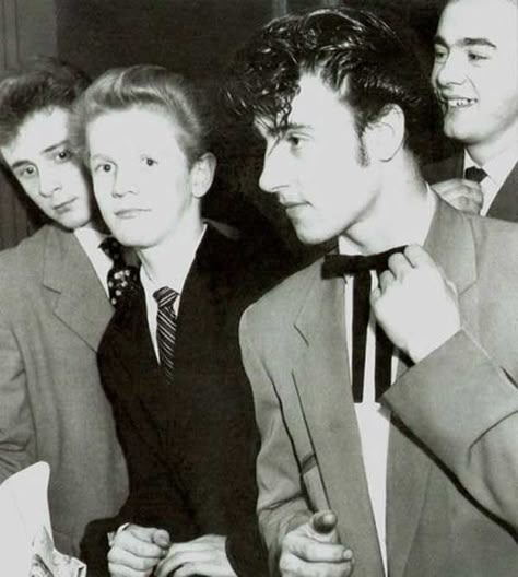 1950s Teddy Boys: Style, Trends, History & Pictures Teddy Boys 1950s, 1950s Boys, 60s Boys, Fashion Logo Inspiration, Teddy Boy Style, 60s Men, Beatnik Style, Teddy Boy, Teddy Girl