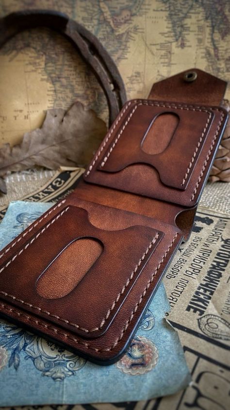 Leather Card Wallet Pattern, Leather Knife Sheath Pattern, Leather Working Projects, Leather Wallet Design, Leather Goodies, Leather Working Patterns, Leather Credit Card Wallet, Leather Tooling Patterns, Leather Folder