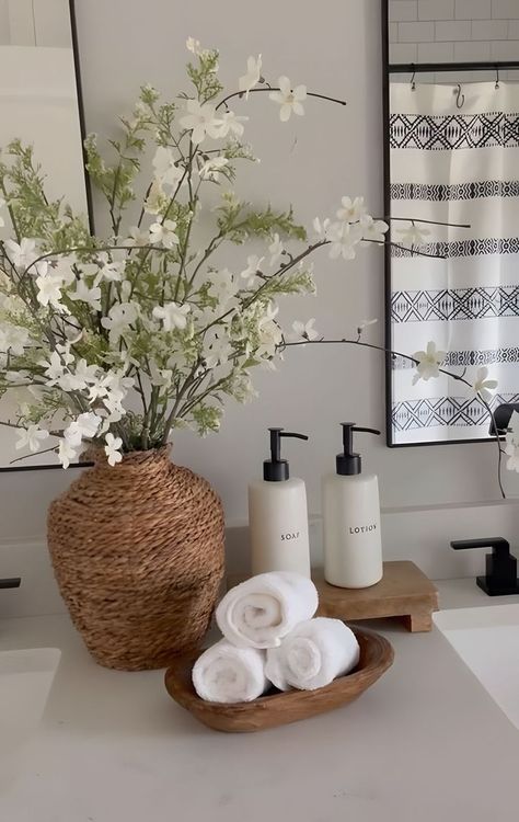 A picture of a nicely decorated bathroom counter in a modern rustic theme for inspiration. Sink Area Decor, Main Bathroom Decor Ideas, Minimal Bathroom Counter Decor, Urban Bathroom Ideas, Minimalist Bathroom Aesthetic, Simple Restroom Decor, Bathroom Cou Ter Decor, Bathroom Centerpiece, Cute Aesthetic Bathroom Ideas