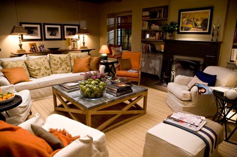 Love the living room from the "It's complicated" house. It's so relaxed, warm and elegant. Its Complicated House, Its Complicated, Relaxing Living Room, It's Complicated, Interior Design Per La Casa, Living Room Orange, Casas Coloniales, Design Del Prodotto, Family Room Design