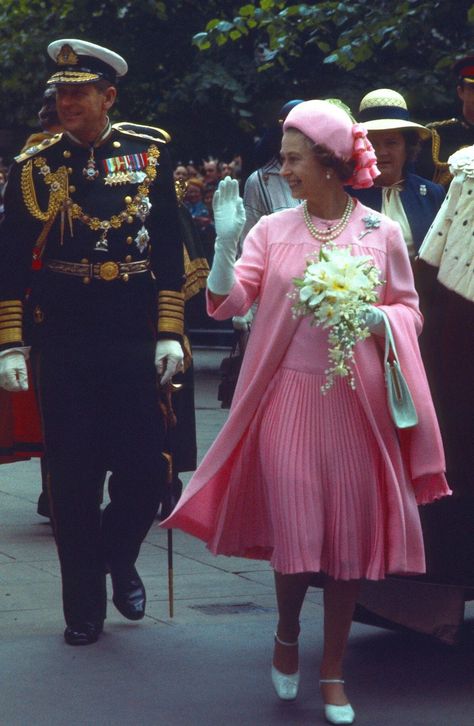 Jubilee Outfit, Pictures Of Queen Elizabeth, The Queen Elizabeth Ii, Queen Elizabeth 11, Queen Hat, Rainha Elizabeth Ii, Queen Elisabeth, Hm The Queen, Silver Jubilee