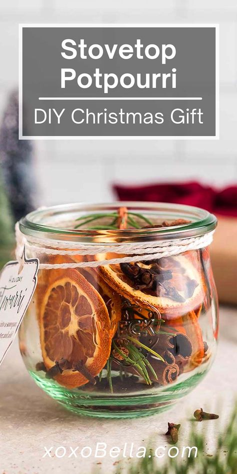 Elevate your holiday season with this festive Christmas stovetop potpourri. The fruit and spices in this Christmas stovetop potpourri recipe all combine wonderfully and it really does smell like Christmas. It makes the perfect gift with free printable tags included! Potpourri Diy, Diy Gifts In A Jar, Homemade Potpourri, Dried Potpourri, Potpourri Gift, Simmer Pot Recipes, Stove Top Potpourri, Simmering Potpourri, Potpourri Recipes