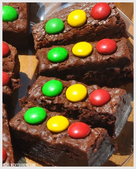 Stoplight Brownies | Vicky Barone | race car birthday party ideas Hot Wheels Birthday, Hot Wheels Party, Disney Cars Birthday, Car Themed Parties, Car Birthday Theme, Monster Trucks Birthday Party, Race Car Birthday Party, Cars Theme Birthday Party, Race Party