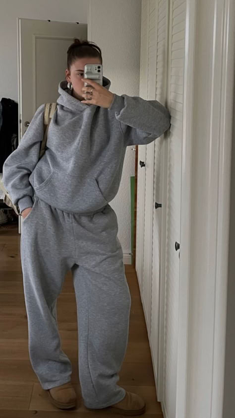 Jogger Outfit, Uni Fits, Mode Zara, Afrikaanse Mode, Skandinavian Fashion, Sweatpants Outfit, Joggers Outfit, Neue Outfits, Winter Inspo