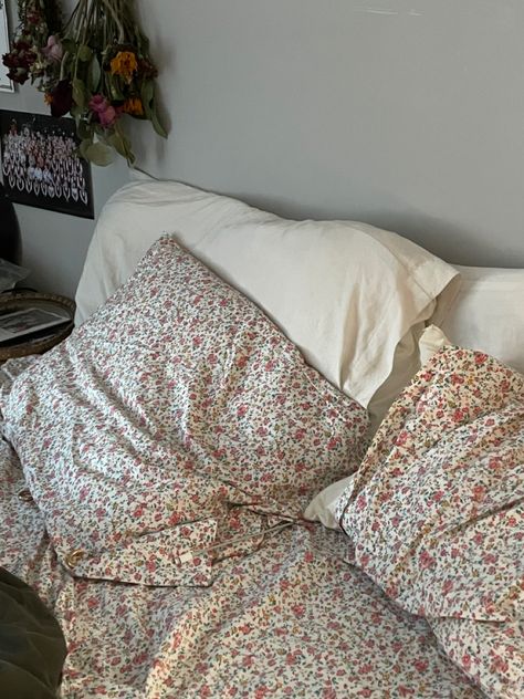 Floral Bedspread Aesthetic, White And Floral Bedding, Red Floral Bedding, Ditsy Floral Bedding, Floral Bed Sheets Aesthetic, Floral Bedsheets Aesthetic, Rose Bedsheets, Floral Sheets Aesthetic, Floral Bedding Aesthetic