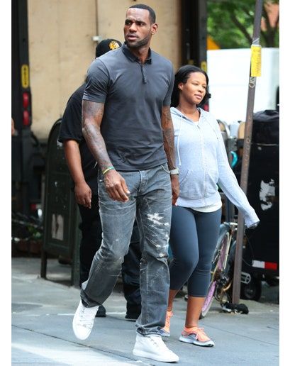 Lebron James Style, Lebron James Outfits, Lebron James And Wife, Mens Casual Suits, Casual Linen Pants, Streetwear Inspiration, Most Stylish Men, Nba Fashion, Kylie Jenner Style