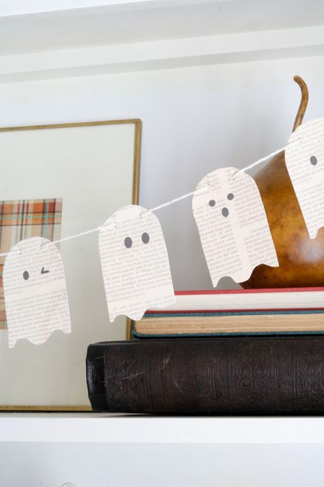 Halloween Mantels, Diy Mantle, Decorating Pumpkins, Ghost Garland, Diy Halloween Dekoration, Mantle Decorations, Mantel Ideas, Ghost Diy, Halloween Mantel