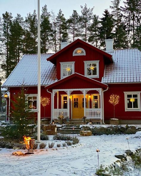 Swedish Farmhouse Exterior, Norwegian House Exterior, Swedish House Exterior, Scandinavian Cottage Exterior, Scandinavian House Exterior, Norwegian Cottage, Ida Maria, Swedish Houses, Swedish Architecture