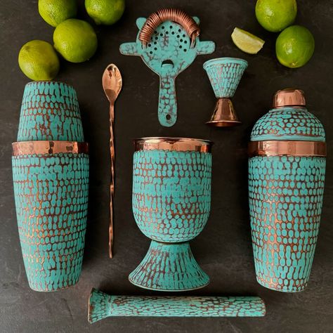 🇲🇽 100% Mexican Copper & 100% Hand Hammered: EMERALD 7 Piece Set (also sold individually) INCLUDED: Boston Shaker 24 oz. | 6.5in. Height (large) 4.2in. Height (small) Cobbler Shaker 24 oz. | 9in Height x 3.2in. Width Mixology Bar Spoon 10in. Hawthorne Strainer 6.5in Jigger 1 oz (small) 2 oz. (large) | 3.5in. Height Cocktail Muddler 8.8in. Height Mixing Cup 20 oz. | 5.3in. Height x 3.5in. Width #bartender #cocktails #mixology #copperbar #tequila #mezcal #bartenderlife #handmade Tequila Bar Design, Mexican Bar, Mixology Bar, Artisan Decor, Tequila Bar, Redecorating Ideas, Home Bar Rooms, Emerald Set, Bar Tool Set