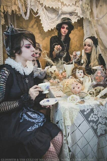 Tea Party Fashion, Gothic Tea Party, Gothic Alice In Wonderland, Tea Party Photography, Steampunk Alice In Wonderland, Kaleidoscope Fashion, Gothic Hair Accessories, Doll Tea Party, Tea Party Setting