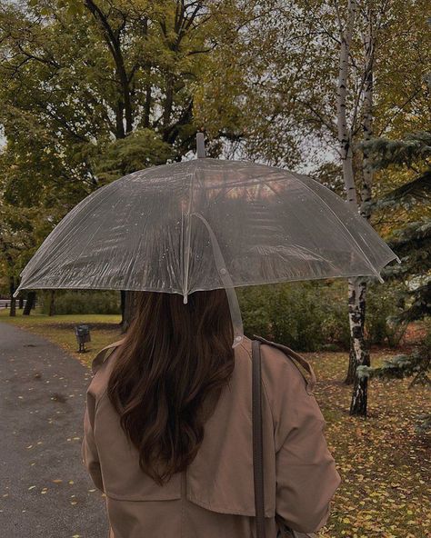 Umbrella Aesthetic, Kissing In The Rain, Autumn Rain, Wallpaper Halloween, Aesthetic Fits, Instagram Ideas Photography, Rain Photography, Autumn Cozy, Autumn Aesthetic