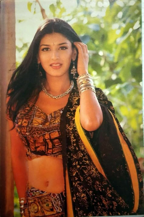 90s Bollywood Actress, 90s Bollywood Fashion, Sonali Bendre, 90s Actresses, Bollywood Outfits, Indian Photoshoot, Vintage Bollywood, Actress Pics, Bollywood Girls