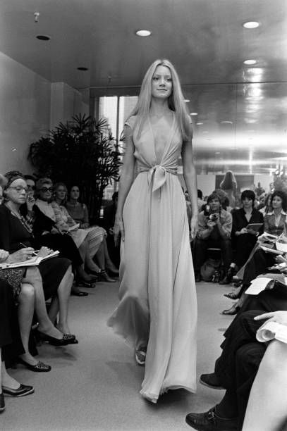 70s Dress Outfit, Halston 1970s, Halston 70s, 1970s Halston, 70s Fashion Icons, Halston Vintage, 70s Glamour, People Brand, Elsa Peretti