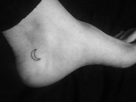 Moon tattoo on inside heel of foot... Love my tattoo! Tattoos Moon, Place Tattoo, Half Moon Tattoo, Tattoo Ankle, Small Moon Tattoos, Tattoo Foot, Tattoo Moon, Crescent Moon Tattoo, Ankle Tattoos