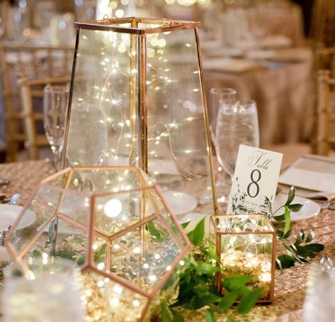 Five Simple DIY Wedding Centerpieces - Pinspiration Simple Wedding Centerpieces Diy, Library Chic, Wedding Centerpiece Ideas, Lantern Decor Wedding, Fairy Lights Wedding, Elegant Wedding Centerpiece, Lights Wedding Decor, Lantern Centerpieces, Modern Wedding Decor