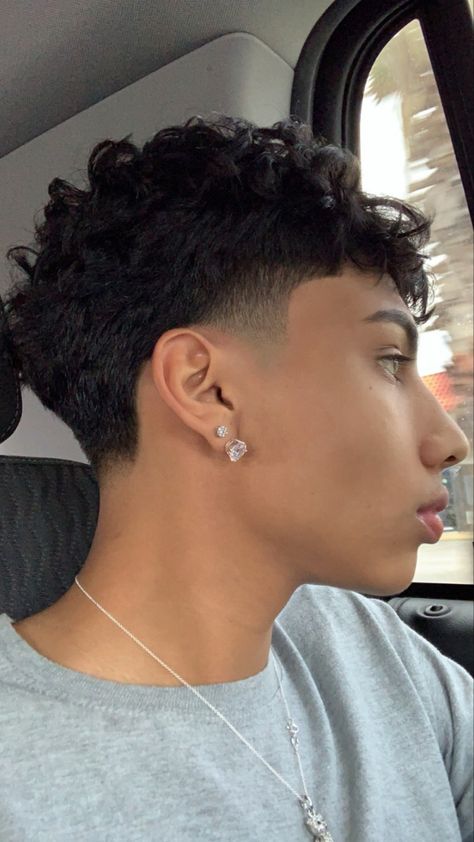 Skin Fade Hairstyle, Taper Fade Short Hair, Fade Haircut Curly Hair, Low Taper Fade Haircut, Taper Fade Curly Hair, Best Fade Haircuts, Haircut Selfie, Photo Hijab, Curly Hair Fade