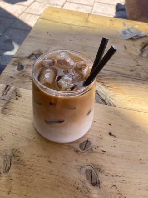 Ice Coffee Asthetic Picture, Iced Coffee On The Beach, Coffee On The Beach, Bagel Board, Bali Lifestyle, Iced Coffee Aesthetic, Breakfast On The Beach, Beach Breakfast, Laptop Aesthetic