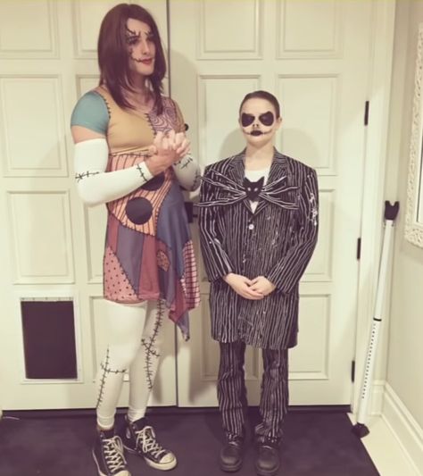 😂 Couples Costumes Movies, Celebrity Couples Costumes, Elle And Noah, Celebrity Couple Costumes, Noah Flynn, I Am Bored, Halloween Couples, Am Bored, Jacob Elordi