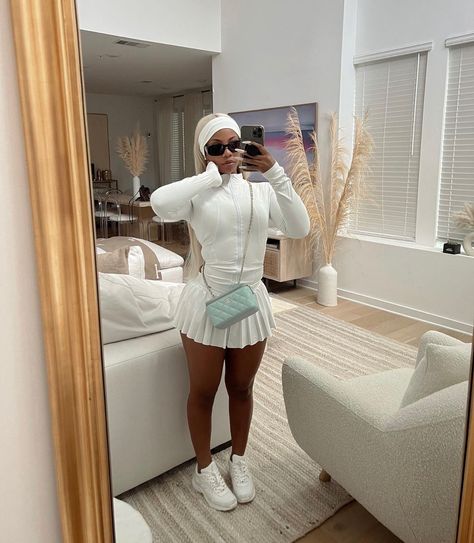 Tennis Skirt Outfit Black, Dearra Taylor Outfits, White Tennis Skirt Outfit, Milan Outfits, White Girl Outfits, White Skirt Outfits, December Outfits, Taylor Outfits, Tennis Skirt Outfit