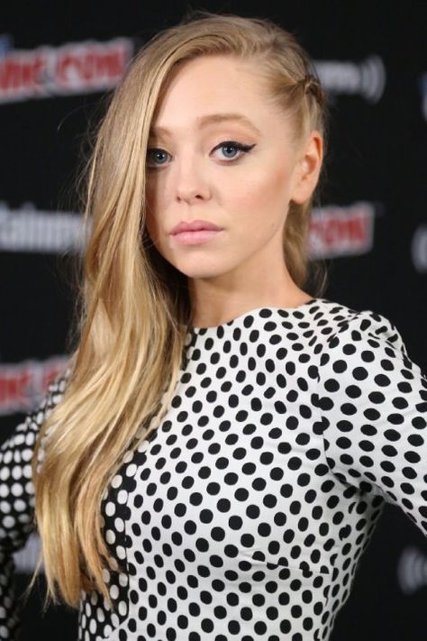 Side braid Portia Doubleday, Bottle Blonde, Female Inspiration, Mr Robot, Most Beautiful Eyes, Natural Blondes, Business Portrait, Side Braid, Tv Girls