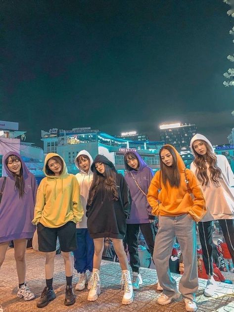 7 Girls Squad Aesthetic, 7 Girls Squad, Besties Group Dp, Squad Aesthetic, Girls Squad, Squad Pictures, Neat Casual Outfits, Korean Best Friends, Bff Photoshoot Poses