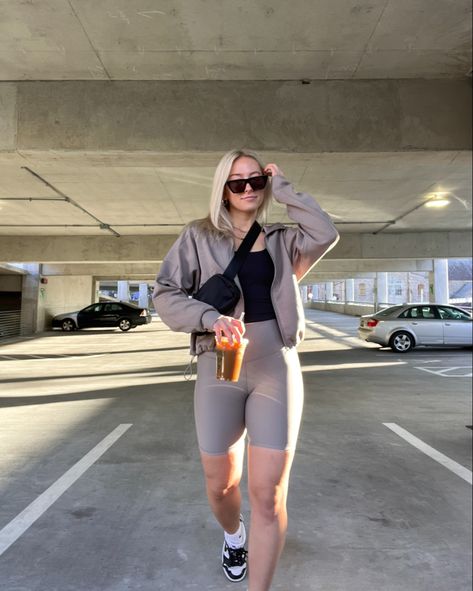 Mum Uniform, Casual Church Outfits Summer, Bike Shorts Outfit Summer, Aesthetic Athleisure, Summer Bar Outfits, Outfit Inspo Streetwear, Outfit Ideas Street Style, Nyc Outfits Summer, Church Outfit Casual