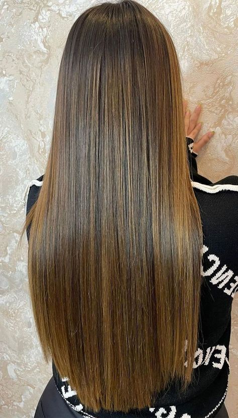 beautiful golden brown hair, layered hair cut with curtain bangs, hair color trends 2022, brunette hair color ideas, golden brown highlights Curtain Bangs Hair Color, Hair Color Ideas Golden, Brown Hair Layered, Bangs Hair Color, Haircut Ideas Brown Hair, Hair Beachy Waves, Golden Brown Highlights, Soft Brown Hair, Golden Hair Color