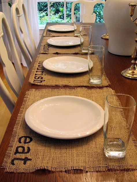 Easy DIY Crafts You Can Do With Burlap Diy Burlap Placemats, Deco Champetre, Diy Burlap, Tafel Decor, Deco Nature, Burlap Crafts, Creative Home Decor, Crafty Craft, Crafty Diy