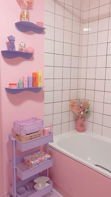 Blue Bathroom Maximalist, Preppy Bathroom Ideas Modern, Pastel Eclectic Bathroom, Pastel Colour Home Decor, Bathroom Decor Pastel, Lilac Bathroom Decor, Colourful Bathroom Decor, Colorful Bathroom Aesthetic, Pastel Painted Furniture