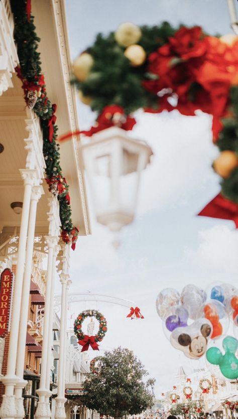 Disney World Christmas Pictures, Walt Disney World Christmas Wallpaper, Disneyland Christmas Wallpaper, Disney World Christmas Wallpaper, Disneyland Christmas Aesthetic, Disney Christmas Aesthetic, Disney Landscape, Merry Bookmas, Party Schedule