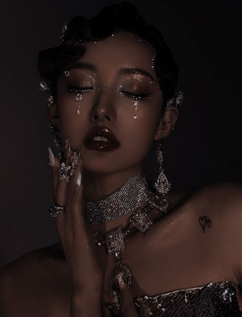 Intricate Makeup Looks, Grunge Rave Makeup, Sirencore Makeup, Ethereal Fairy Makeup, Night Goddess Makeup, Moon Makeup Aesthetic, Ethereal Aesthetic Makeup, Moon Inspired Makeup, Dark Ethereal Aesthetic