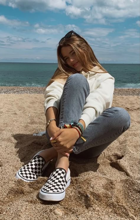 Vans Slip On Outfit Women, Outfits Faciles, Vans Sneakers Outfit, Vans Slip On Outfit, Ootd Vans, Slip On Outfit, White Cropped Hoodie, Pregnancy Fashion Winter, Vans Outfits