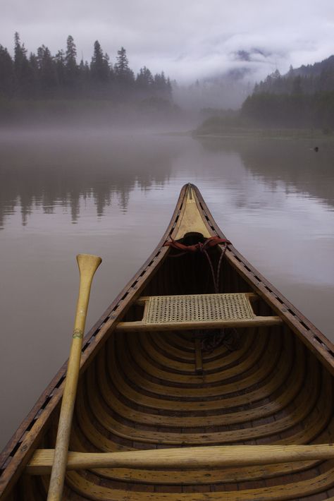 https://flic.kr/p/8CpJeR | Fall 2010 Meet | Wooden Canoes, Chestnut, Old Town, OTCA, WCHA,White,Klepper Canoes Aesthetic, Canoe Painting Ideas, Canoe Aesthetic, Canoe Restoration, Canoe Painting, Canoeing Outfit, Kayaking Aesthetic, Canoe Art, Vintage Canoe