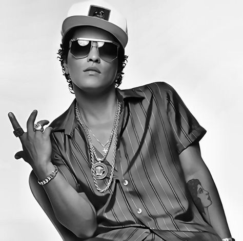 Bruno Mars Black And White, Bibble Barbie Cute, Mars Photos, Mars Black, Black And White Photos, White Photos, Bruno Mars, Black Wallpaper, Favorite Celebrities