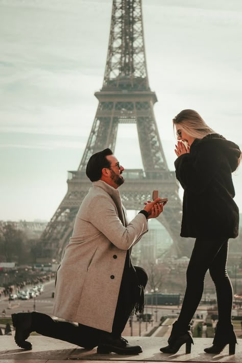 Paris Couple Pictures, Paris Photography Eiffel Tower, Engagement Paris, Paris Proposal, Eiffel Tower Pictures, Paris Engagement Photos, Private Rooftop, Dream Proposal, Paris Couple