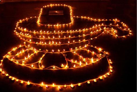 The significance of Karthigai Deepam | Thiruvannamalai Deepam Kartik Purnima, Diwali Decoration Lights, Karthigai Deepam, Powerful Mantras, Diya Rangoli, Diy Diwali Decorations, Lord Balaji, Marriage Photos, Hindu Culture