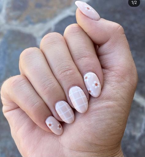 Modern Nail Designs Simple, Neutral Color Nail Art, Classy Back To School Nails, Boho Nails Simple Short, Neutral Nail Art Short Nails, Boho Neutral Nails, Structure Gel Nails Design, Gel X Neutral Nails, Late Summer Manicure