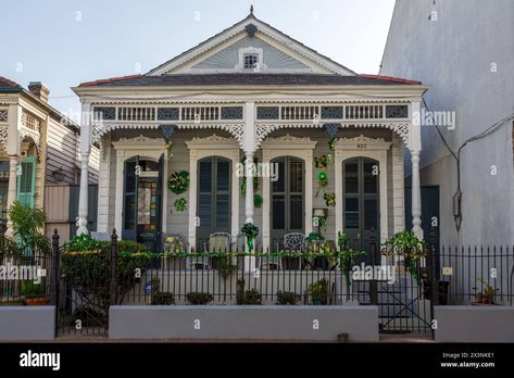 Download this stock image: New Orleans, Louisiana. French Quarter, Italianate House Style. - 2X3NKE1 from Alamy's library of millions of high resolution stock photos, illustrations and vectors. French Quarter Architecture, New Orleans French Quarter Houses, French Quarter Homes, New Orleans House Exterior, New Orleans House Plans, New Orleans Houses, Creole House, Louisiana Architecture, Italianate House