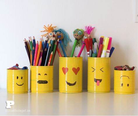 Pencil Holders Diy Kids, Fun Easy Crafts For Kids, Make Emoji, Emoji Craft, Yellow Spray Paint, Painted Tin Cans, Diy Pencil Holder, Yellow Crafts, Recycled Art Projects