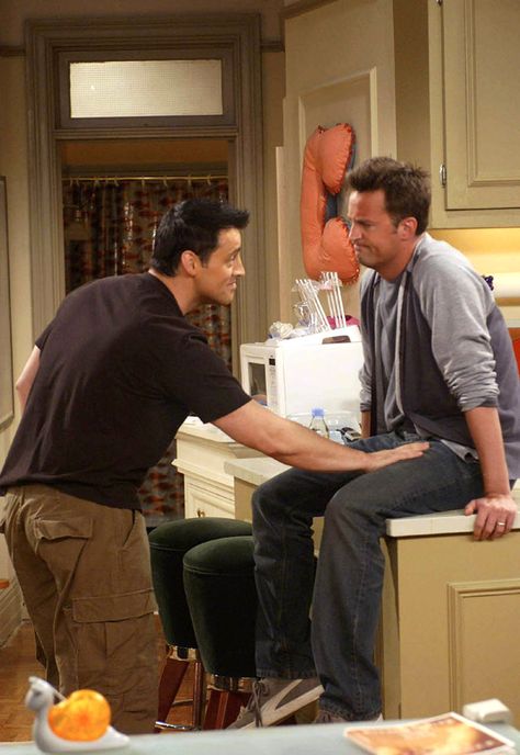 A Friends Fan Calculated How Much Money Joey Actually Owes Chandler, and It's a Ridiculous Amount Joey And Chandler, Scene Friends, Matthew Perry Friends, Comedy Movies Posters, Friends Phoebe, Joey Chandler, Friends Outfit, Friends Best Moments, Friends Fan