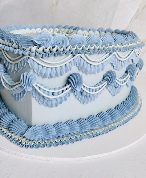 Retro Cakes, 22nd Birthday Cakes, Cake Instagram, 15th Birthday Cakes, Vintage Birthday Cakes, 21st Cake, Quinceanera Cakes, Vintage Cakes, Blue Desserts