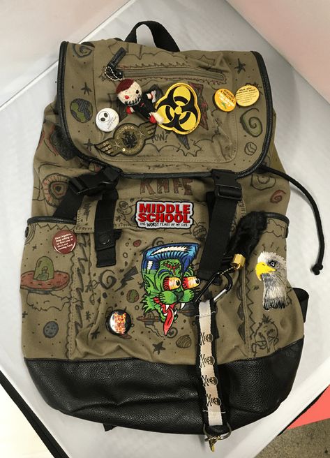 Doodles On Backpack, Cool Backpack Aesthetic, Cute Bags For School Backpacks, Grunge Bags For School, Drawing On Backpack, Bag Pins Ideas, Messy Backpack, Weird Backpacks, Decorating Backpack