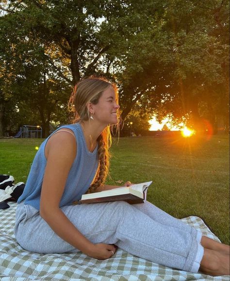 Spring Teacher Outfits, Classroom Style, Foto Poses, Reading A Book, Granola Girl, Spring Vibes, Teacher Outfits, American Beauty, Summer Feeling