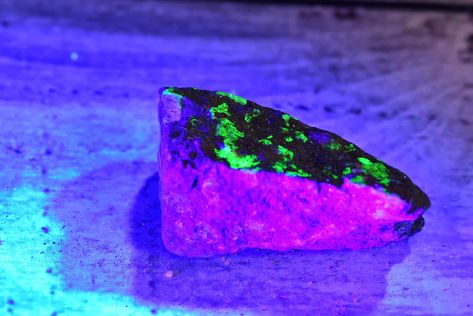 12 Rocks & Minerals That Glow Under UV Light & Black Light Uv Reactive Crystals, Fluorescent Rocks, Glowing Rocks, Fluorescent Minerals, Black Light Flashlight, Egg Rock, Glow Rock, Mercury Lamp, Rock Identification