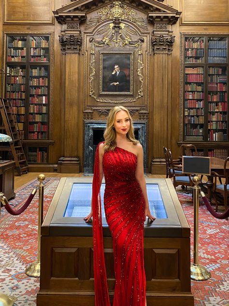 #ivyleague #ivyleagueaesthetic #harvard #darkacademia #harvardaesthetic #reddressgala #alphaphi Harvard Graduation Pictures, Harvard Graduation, Harvard Aesthetic, Ivy League Aesthetic, Dream University, Life Plans, Harvard Students, Photo Mood, Alpha Phi