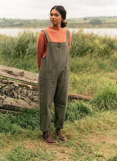 Linen Overalls Winter, Boho Farm Outfit, Outdoor Teacher Outfits, Linen Clothing Aesthetic, Linen Overalls Outfit Winter, Folk Outfits Aesthetic, Natural Outfits Aesthetic, Gardening Outfits For Women, Earthy Style Clothes