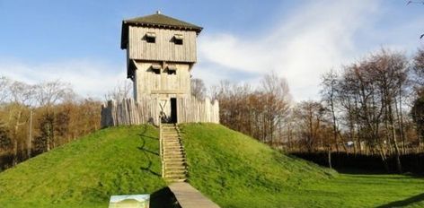 'At the Terramaris museum, where the landscape of Zeeland is illustrated, a Motte-and-Bailey medieval castle was (re)constructed in 2011' - EXARC Drumtochty Castle, Medieval Series, Motte And Bailey Castle, Borrekens Castle, Viking People, Tantallon Castle Scotland, Wedderburn Castle, Castle Tioram Scotland, Medieval Castle