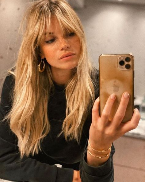 Voici la frange que l’on va toutes vouloir cette année - Elle Blonde Hair With Bangs, Stunning Makeup, Blonde Hair Looks, Farrah Fawcett, Fringe Hairstyles, Long Hair With Bangs, Long Blonde, Trending Haircuts, Good Hair Day