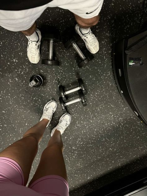 Gym Relationship Goals Fit Couples, Comfy Relationship Aesthetic, Gym Aesthetic With Boyfriend, Exercise Couple Aesthetic, Sport Romance Aesthetic, Fitness Aesthetic Couple, Black Couple Gym Goals, Boyfriend Gym Aesthetic, Healthy Man Aesthetic