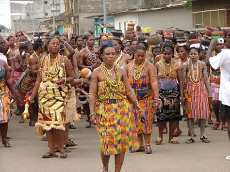 Awesome dancing procession of Akan people of Ivory Coast (Cote d`Ivoire) in West Africa displaying their rich Akan Culture. The Akan people are a historically important ethnic group of West Africa. With over 20 million members the Akans are one of the biggest Ethnic groups in West Africa today. Akans are the majority ethnic group in both Ghana and Ivory Coast. Akan Culture, Black American Culture, Coast Aesthetic, Dark Skin Beauty, African People, African Girl, African Countries, African History, African Culture